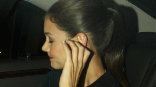 Katie Holmes appears without wedding ring