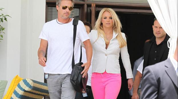 Britney Spears to have intimate wedding
