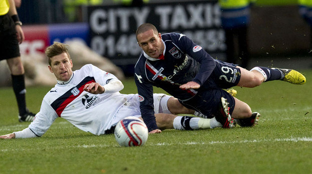 Dundee's Iain Davidson (left) challenges Mark Fotheringham.