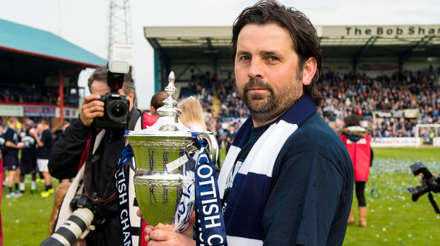 288179-dundee-manager-paul-hartley-celebrates-with-the-trophy.jpg