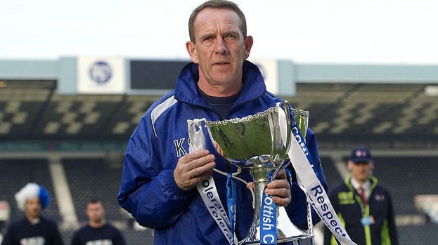 33148-kenny-shiels-with-the-league-cup-f
