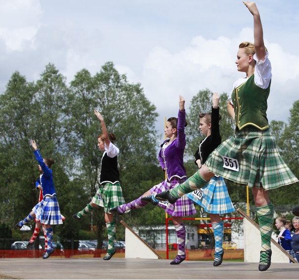 Bearsden and Milngavie Highland Games haggis hurling competition on ...